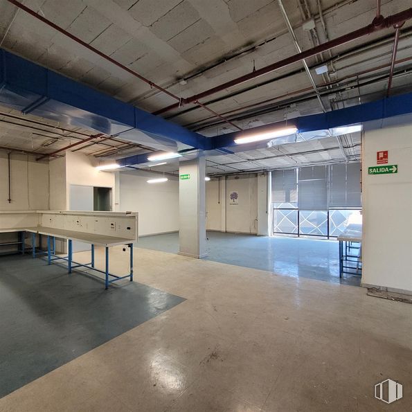 Industrial for sale at Calle María Tubau, Fuencarral - El Pardo, Madrid, 28050 with desk, flooring, floor, ceiling, composite material, fluorescent lamp, hall, tile flooring, transparency and cleanliness around