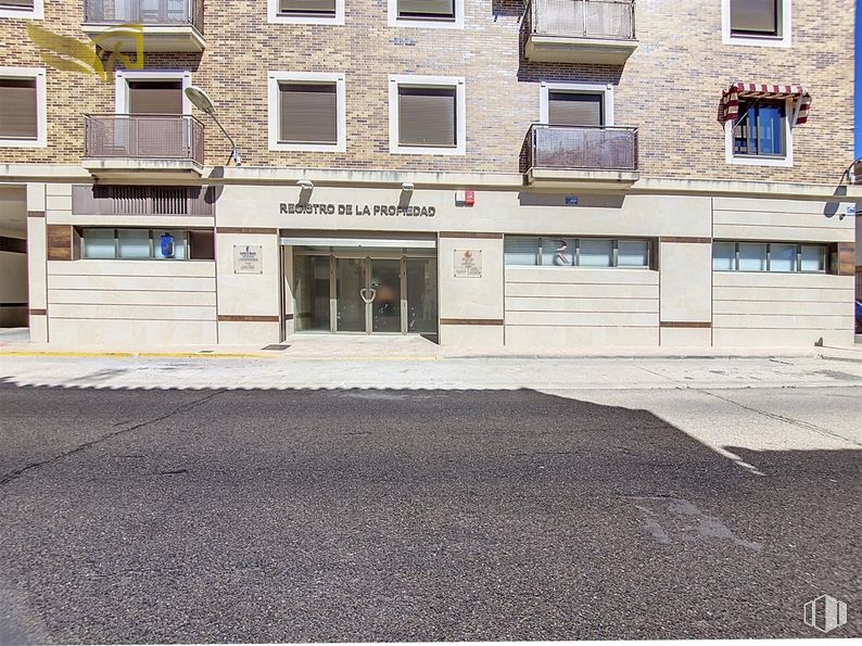 Office for sale at Calle Vega, Torrijos, Toledo, 45500 with window, building, road surface, asphalt, urban design, wood, rectangle, facade, symmetry and road around