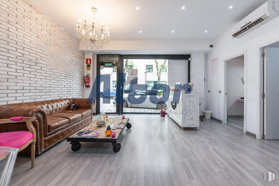 Local en alquiler y venta en Calle Fray Luis De León, Arganzuela, Madrid, 28012 con sofá, candelabro, alumbrado, mesa, suelos, suelo, interiorismo, apartamento, techo y daybed alrededor