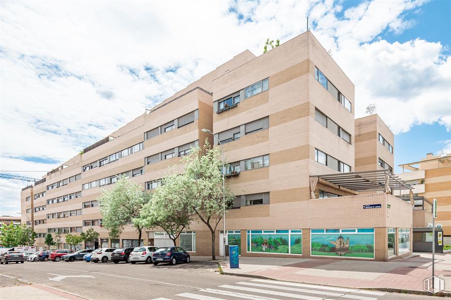 Oficina en alquiler en Calle Monasterio de Caaveiro, 13 , Fuencarral - El Pardo, Madrid, 28049 con edificio, nube, cielo, ventana, rueda, neumático, luz de la calle, diseño urbano, arquitectura y condominio alrededor