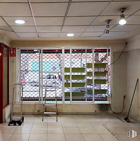 Retail for rent at Avenida Plaza Toros, 61, Aranjuez, Madrid, 28300 with flooring, floor, composite material, glass, metal, transparency, aluminium, fluorescent lamp, tile and cleanliness around