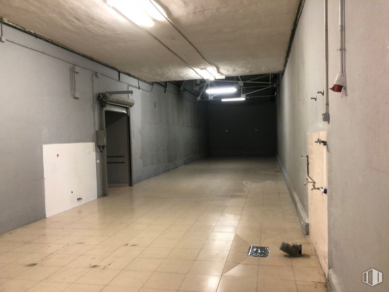 Retail for sale & for rent at Calle Toledo, 17, Sonseca, Toledo, 45100 with door, lighting, fixture, floor, flooring, ceiling, composite material, hall, concrete and gas around