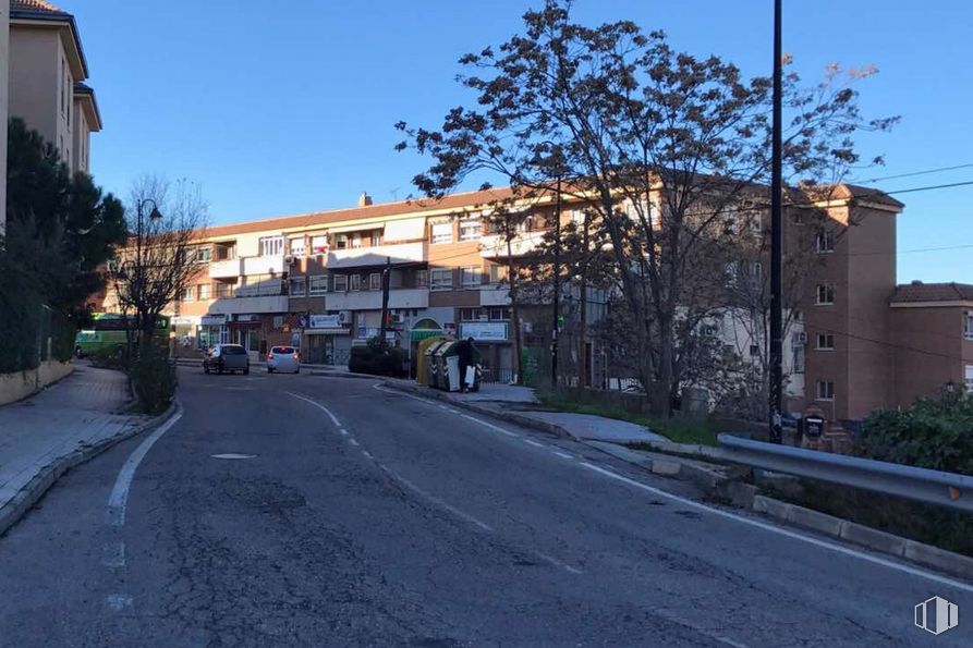 Local en venta en Carretera de Torrelodones, 11, Galapagar, Madrid, 28260 con edificio, cielo, planta, árbol, asfalto, superficie de carretera, luz solar, barrio, diseño urbano y acera alrededor