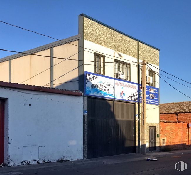 Nave en alquiler y venta en Calle Puerto Cañadas Teide, 10, Leganés, Madrid, 28914 con edificio, ventana, cielo, accesorio, material de construcción, fachada, tintes y matices, material compuesto, asfalto y ciudad alrededor