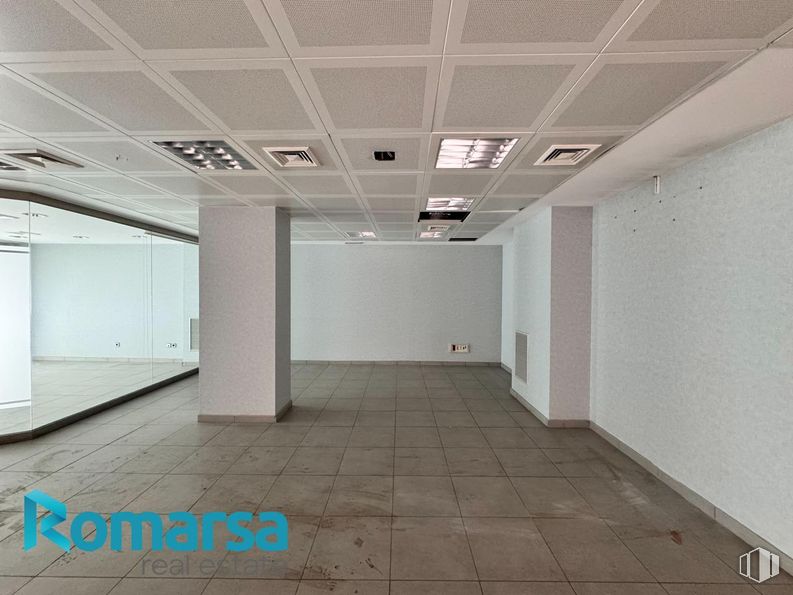 Retail for rent at Calle San Millán, Ávila, 05001 with fixture, building, interior design, flooring, floor, hall, ceiling, space, glass and composite material around