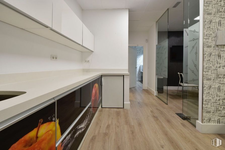 Local en venta en Avenida Osa Mayor, Moncloa - Aravaca, Madrid, 28023 con encimera, silla, edificio, madera, interiorismo, accesorio, suelo, pared, suelos y hall alrededor