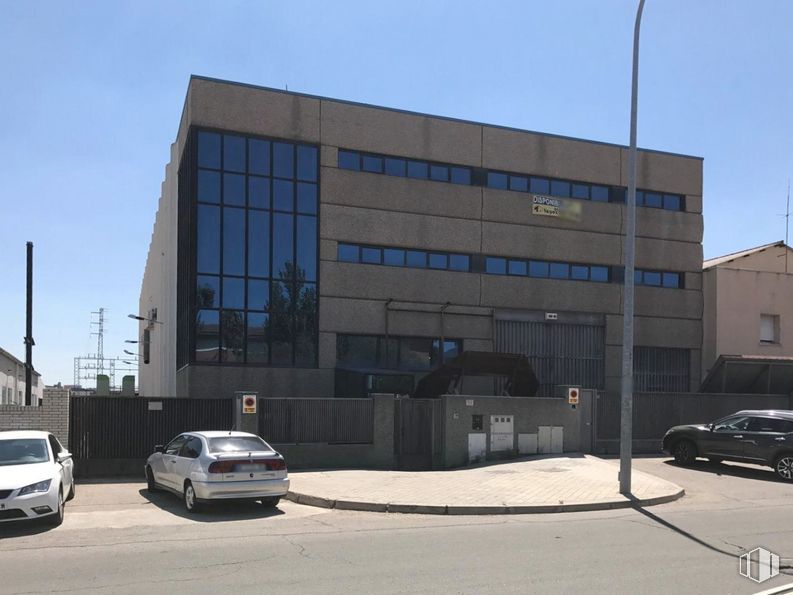 Nave en alquiler en Paseo Arroyomolinos, 51, Móstoles, Madrid, 28931 con coche, edificio, luz de estacionamiento, cielo, vehículo, rueda, neumático, ventana, matrícula del vehículo y casa alrededor