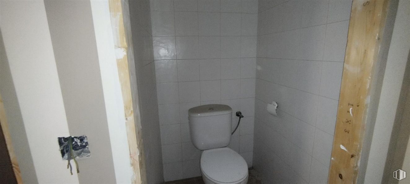 Local en alquiler en Calle Jardines, Ciempozuelos, Madrid, 28350 con inodoro, asiento del inodoro, pared, suelo, suelos, accesorios de fontanería, cuarto de baño, azulejo, suelo de baldosas y fontanería alrededor