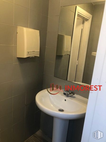 Retail for rent at Calle Doctor Marañón, Majadahonda, Madrid, 28220 with sink, hand dryer, property, bathroom sink, tap, mirror, bathroom, plumbing fixture, purple and building around