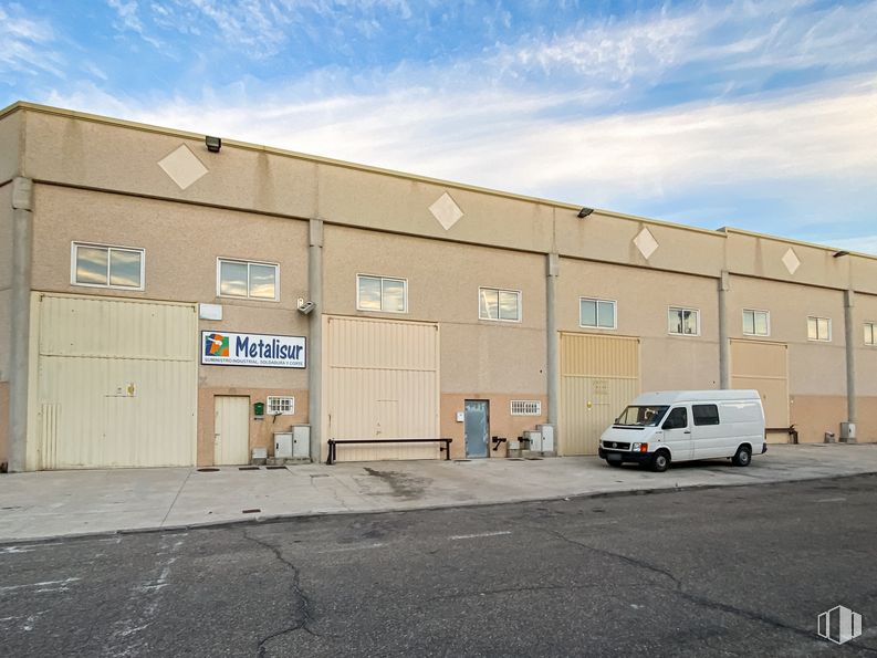 Industrial for sale at Calle Curtidores, 32, Illescas, Toledo, 45200 with van, building, automotive parking light, sky, cloud, property, car, tire, wheel and asphalt around