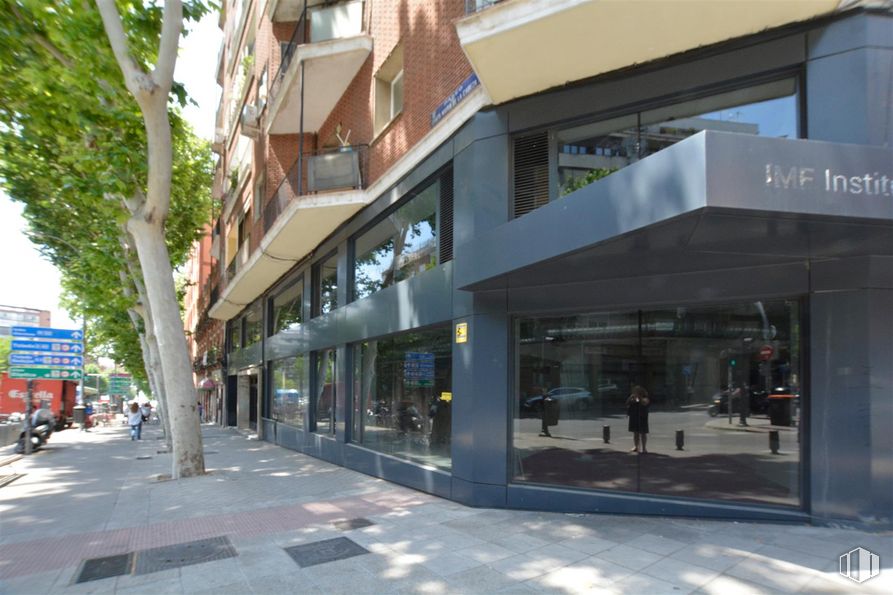 Local en venta en Paseo Santa María de la Cabeza, Arganzuela, Madrid, 28026 con edificio, ventana, árbol, diseño urbano, edificio comercial, venta al por menor, inmobiliario, fachada, acera y sombra alrededor