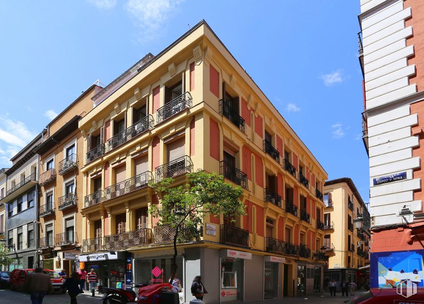 Retail for sale at Zona Sol, Centro, Madrid, 28012 with building, person, sky, cloud, wheel, window, tire, car, blue and vehicle around