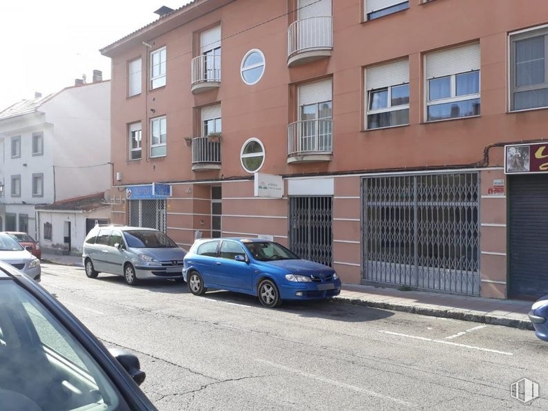 Retail for rent at Avenida España, El Molar, Madrid, 28710 with car, window, building, automotive parking light, land vehicle, tire, wheel, vehicle, sky and motor vehicle around