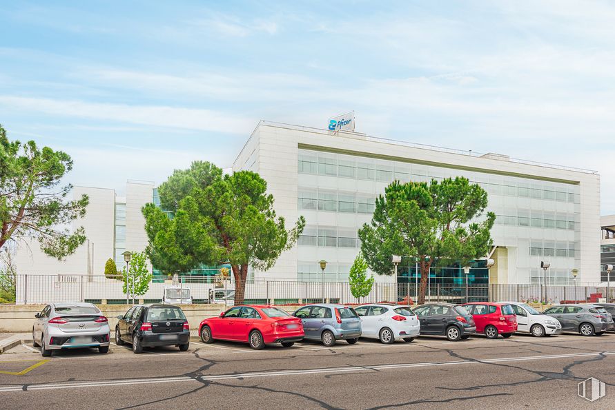 Oficina en alquiler en Avenida Europa, 20 B, Alcobendas, Madrid, 28108 con coche, edificio, luz de estacionamiento, rueda, cielo, vehículo terrestre, nube, propiedad, vehículo y árbol alrededor