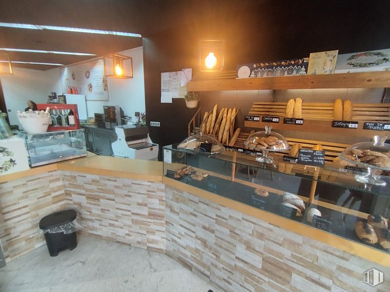 Retail for rent at Paseo Delicias, 68, Arganzuela, Madrid, 28045 with display case, bakery, shelf, food, retail, restaurant, wood stain, shelving, hardwood and countertop around