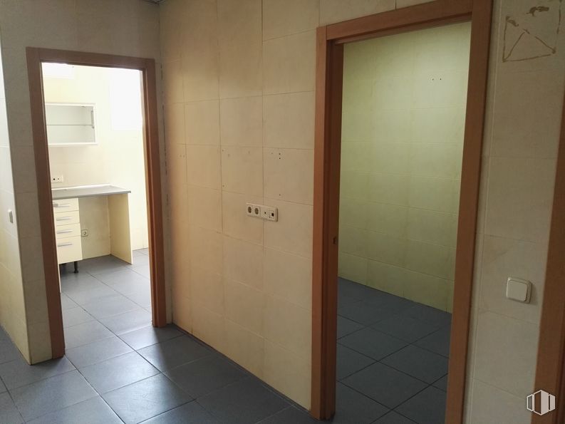 Retail for sale at Calle Honduras, 4, Coslada, Madrid, 28820 with mirror, handle, fixture, building, door, wood, flooring, floor, house and automotive exterior around