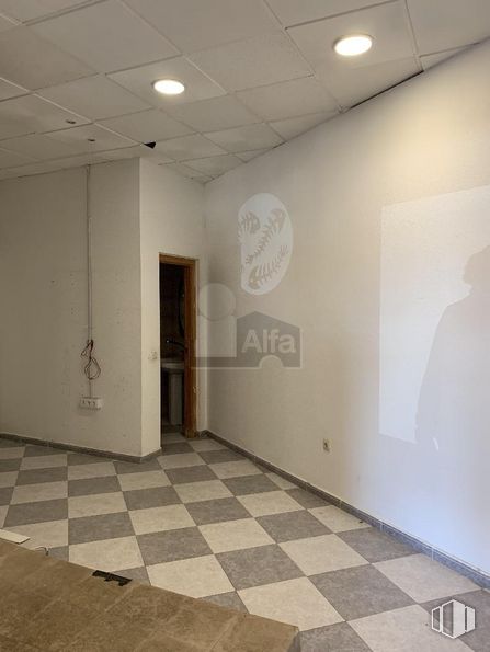 Retail for rent at Avenida Madrid, Navas del Rey, Madrid, 28695 with door, property, interior design, architecture, hall, tile flooring, wood, flooring, fixture and material property around