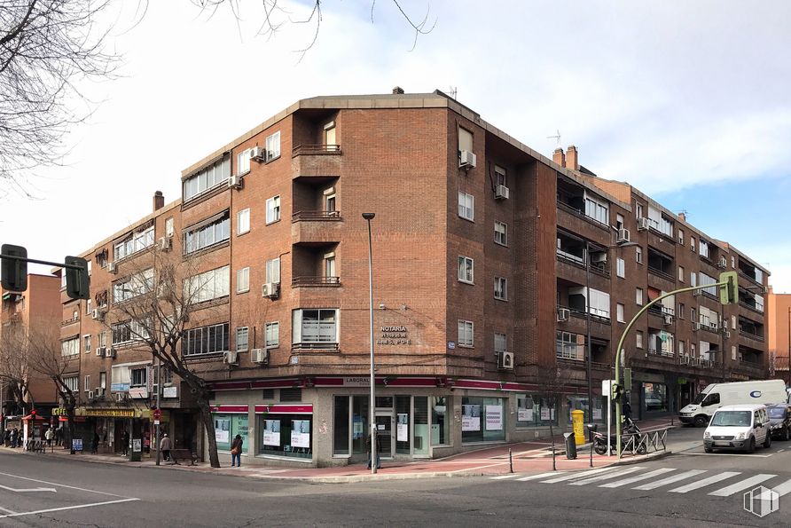 Local en venta en Calle Real, 5, San Sebastián de los Reyes, Madrid, 28700 con edificio, coche, cielo, propiedad, ventana, nube, luz de la calle, diseño urbano, vehículo y árbol alrededor