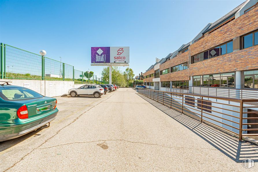 Office for sale at Calle Mahón, Las Rozas de Madrid, Madrid, 28230 with car, building, automotive parking light, land vehicle, sky, vehicle, tire, vehicle registration plate, wheel and infrastructure around