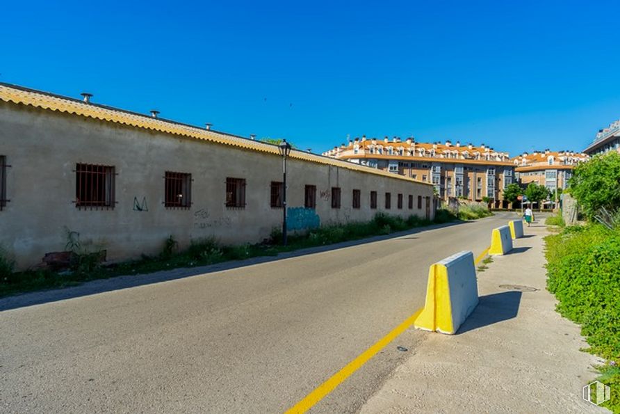 Suelo en venta en Avenida Príncipe de Asturias, Alovera, Guadalajara, 19208 con edificio, planta, cielo, propiedad, ventana, azur, superficie de la carretera, asfalto, terreno y arquitectura alrededor