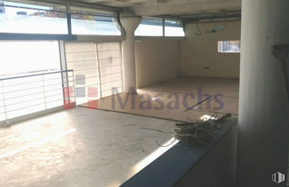 Nave en alquiler y venta en Calle Vía Complutense, Alcalá de Henares, Madrid, 28805 con ventana, edificio, accesorio, suelo, casa, hall, suelos, pared, madera y sombra alrededor