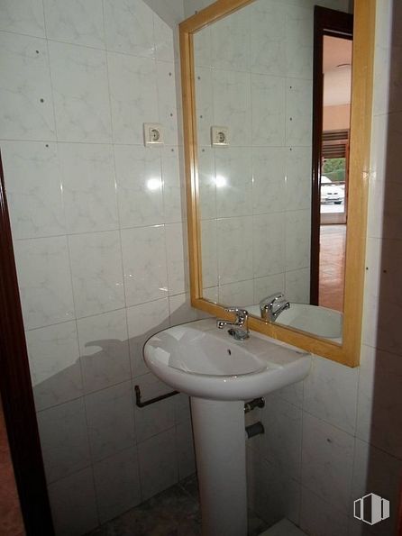 Retail for rent at Zona Centro, Fuenlabrada, Madrid, 28944 with sink, mirror, brown, tap, property, bathroom sink, plumbing fixture, bathroom, fixture and wood around