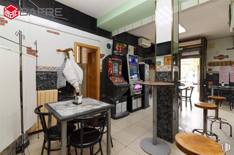 Local en venta en Zona Estación, Pinto, Madrid, 28320 con mesa de cocina y comedor, silla, taburete, mesa, mueble, interiorismo, suelos, taburete de bar, marco y techo alrededor