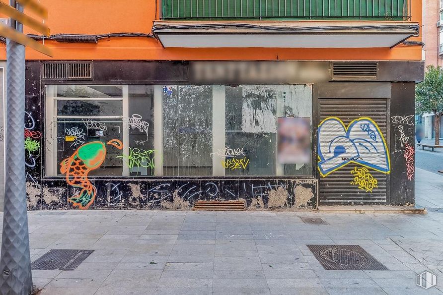 Local en alquiler y venta en Calle Moraleja, Alcorcón, Madrid, 28921 con edificio, planta, graffiti, puerta, arte, superficie de la carretera, árbol, fuente, espacio público y fachada alrededor