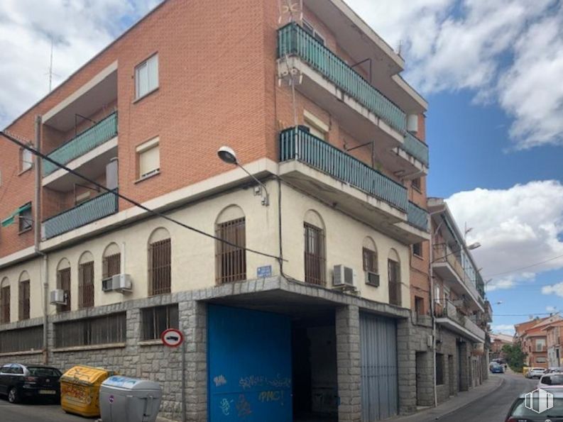 Retail for sale at Calle Boalito, 37, Colmenar Viejo, Madrid, 28770 with building, cloud, sky, window, property, architecture, house, vehicle, car and vehicle registration plate around