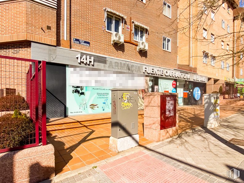 Local en alquiler y venta en Calle Fuente Carrantona, 51, Moratalaz, Madrid, 28030 con edificio, productos envasados, ventana, superficie de carretera, diseño urbano, ladrillo, pared, acera, bienes raíces y fachada alrededor