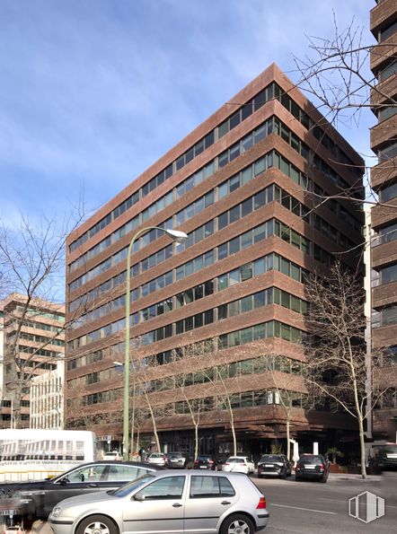 Oficina en alquiler en Edificio Cuzco II, Calle Poeta Joan Maragall, 38, Tetuán, Madrid, 28046 con edificio, tiempo de día, propiedad, cielo, bloque de pisos, diseño urbano, condominio, árbol, ladrillo y ventana alrededor