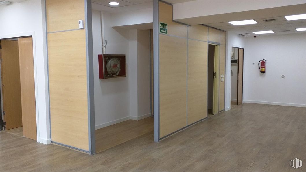 Oficina en alquiler en Calle Albasanz, 75, San Blas - Canillejas, Madrid, 28037 con puerta, lámpara, interiorismo, accesorio, suelos, madera, suelo, hall, techo y vidrio alrededor