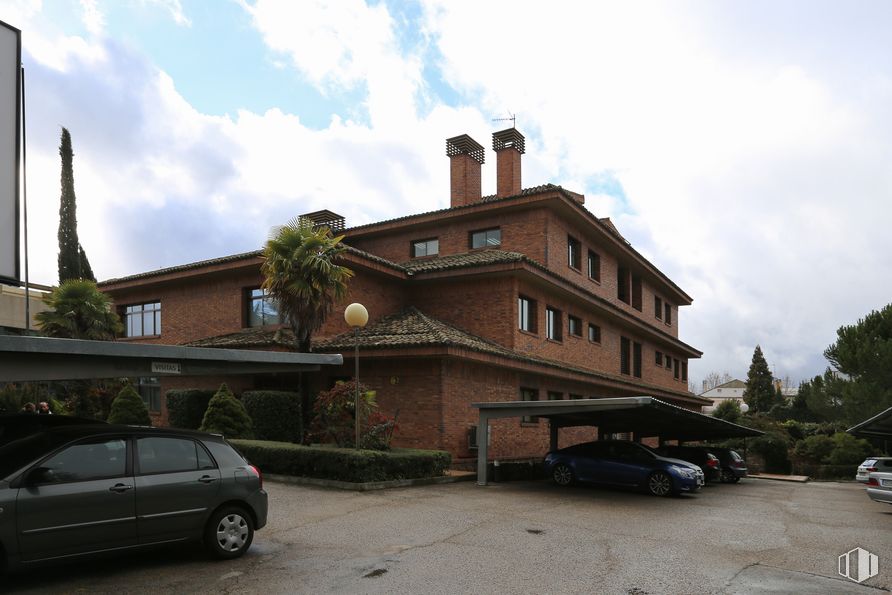 Oficina en alquiler en Calle Gobelas, 13, Moncloa - Aravaca, Madrid, 28023 con coche, casa, edificio, nube, cielo, planta, propiedad, neumático, ventana, vehículo y rueda alrededor