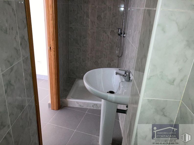 Retail for sale at Zona Centro, Colmenar Viejo, Madrid, 28770 with sink, plumbing fixture, property, tap, bathroom, bathroom sink, wood, fluid, building and floor around