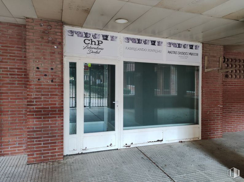 Retail for rent at Plaza Monte Ciruelo, 3, Rivas-Vaciamadrid, Madrid, 28529 with door, fixture, building, interior design, font, building material, flooring, brickwork, facade and brick around