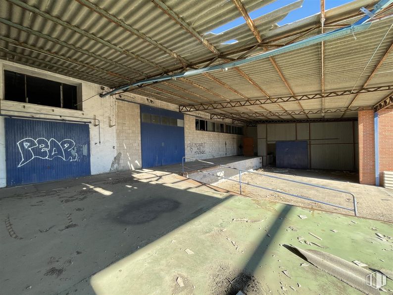 Industrial for sale at Calle Salve, Torrijos, Toledo, 45500 with window, door, wood, fixture, interior design, flooring, floor, hall, real estate and shade around