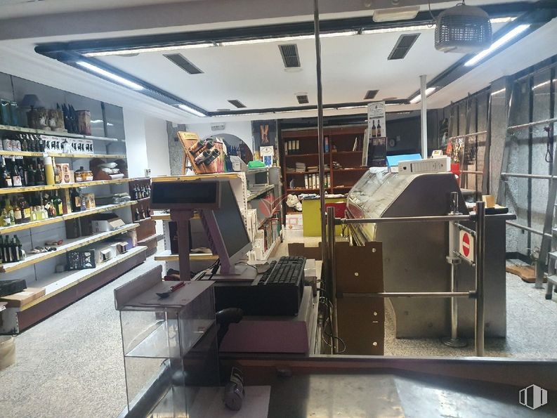 Local en alquiler en Avenida Castilla La Mancha, Cuenca, 16004 con estante, ingeniería, estantería, suelos, máquina, gafas, cliente, aluminio, venta al por menor y fábrica alrededor