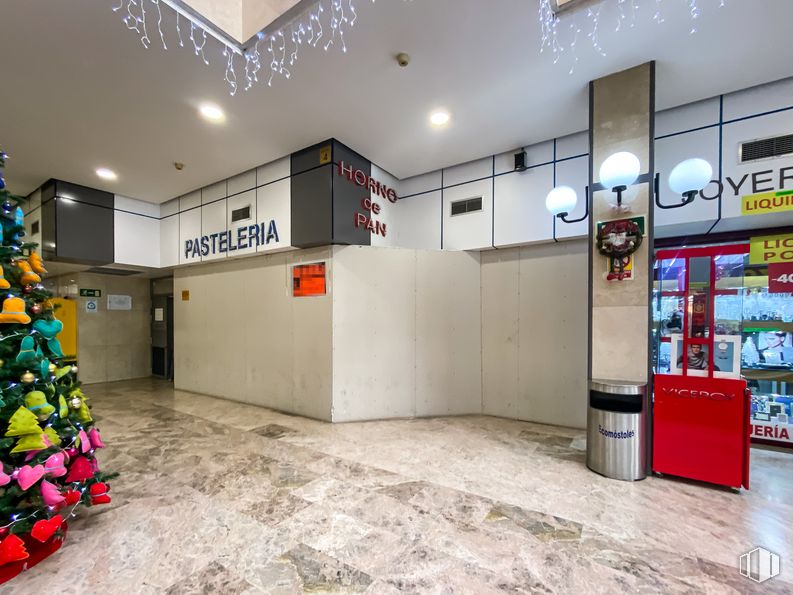 Retail for sale & for rent at Centro Comercial Ecomóstoles Centro, Calle Libertad, 38, Móstoles, Madrid, 28936 with lighting, christmas tree, property, building, interior design, floor, flooring, wall, real estate and ceiling around