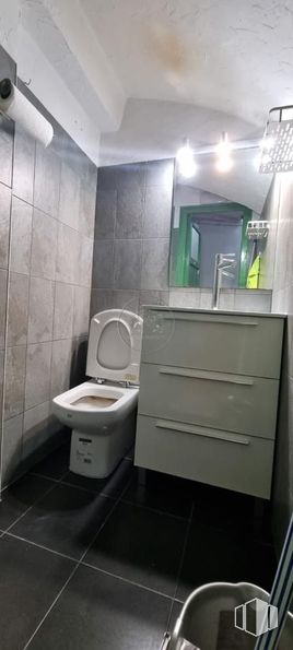 Retail for rent at Avenida Filipinas, Chamberí, Madrid, 28003 with toilet, bathroom cabinet, chest of drawers, property, sink, mirror, plumbing fixture, bathroom sink, lighting and tap around