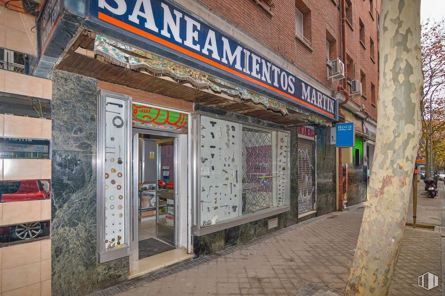 Local en venta en Calle Ramos Carrión, Chamartín, Madrid, 28002 con edificio, ventana, planta, fachada, puerta, fuente, accesorio, ciudad, acera y uso mixto alrededor