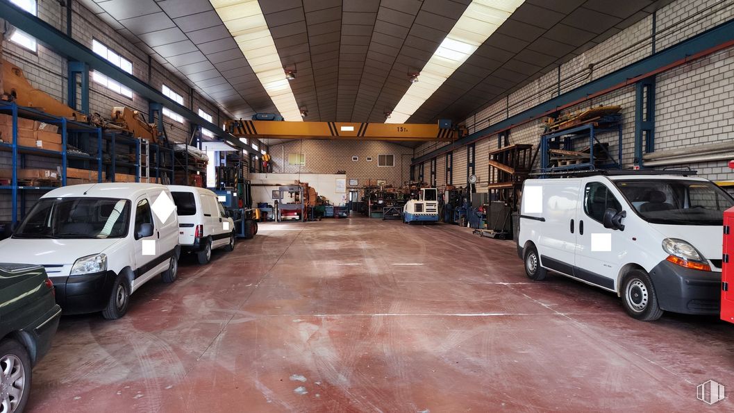 Nave en venta en Polígono Industrial de Coslada, Coslada, Madrid, 28820 con camioneta, rueda, coche, neumático, luz de estacionamiento automotriz, vehículo terrestre, vehículo, vehículo de motor, diseño automotriz y neumático automotriz alrededor