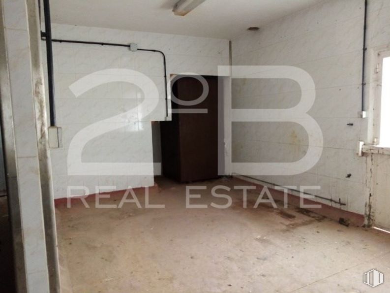 Industrial for sale at Casco urbano, La Puebla de Almoradiel, Toledo, 45840 with fixture, wood, flooring, floor, building, gas, automotive exterior, font, concrete and ceiling around