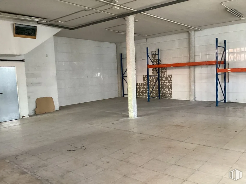 Industrial for rent at Calle Luis I, Villa de Vallecas, Madrid, 28031 with door, interior design, flooring, hall, floor, ceiling, art, fixture, space and concrete around