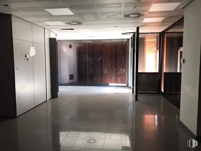 Retail for sale at Calle Isabel Colbrand, 16, Fuencarral - El Pardo, Madrid, 28050 with door, fixture, hall, flooring, floor, automotive exterior, ceiling, glass, event and space around