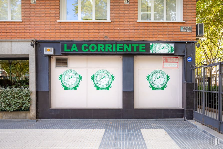 Local en alquiler en Calle Félix Boix, 16, Chamartín, Madrid, 28036 con ventana, edificio, planta, accesorio, valla, superficie de la carretera, pared, ladrillo, albañilería y fuente alrededor