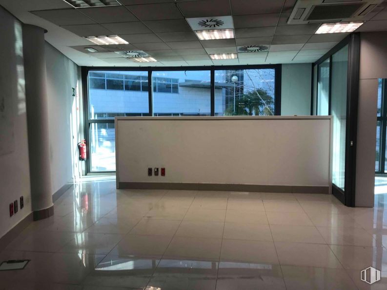 Oficina en alquiler en Zona Diversia, Alcobendas, Madrid, 28108 con accesorio, piso, pavimentos, vidrio, ciudad, techo, pasillo, limpieza, evento y edificio comercial alrededor