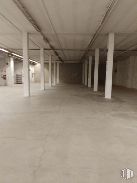 Industrial for rent at Carretera Villaverde a Vallecas, Villa de Vallecas, Madrid, 28031 with hall, flooring, floor, fixture, composite material, symmetry, ceiling, concrete, parking and building material around