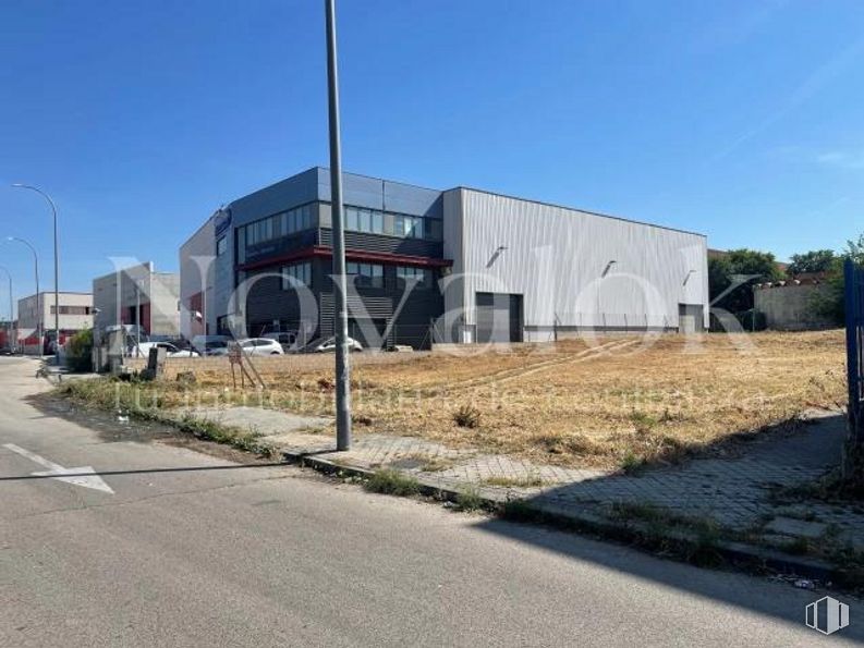 Suelo en venta en Polígono industrial La Fuensanta, Móstoles, Madrid, 28936 con cielo, luz de la calle, planta, asfalto, edificio, superficie de la carretera, alquitrán, fachada, carretera y paisaje alrededor