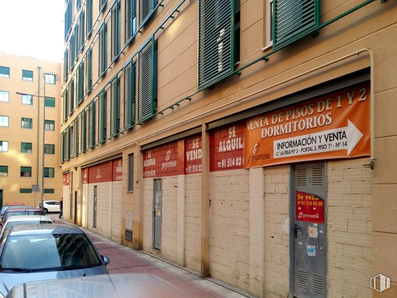 Retail for sale & for rent at Calle De La Pila, 3, Parla, Madrid, 28980 with car, building, automotive parking light, window, vehicle, automotive lighting, hood, house, motor vehicle and automotive design around