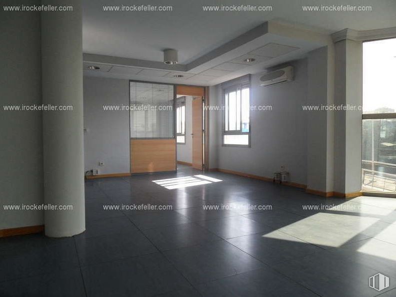 Office for sale & for rent at Zona Adelfas-Retiro, Retiro, Madrid, 28007 with window, fixture, wood, interior design, hall, flooring, floor, building, material property and real estate around